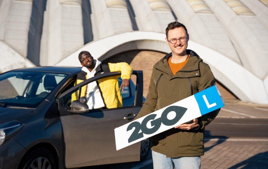 Jongere en rijbuddy van 2GO Lokeren bij het lesvoertuig